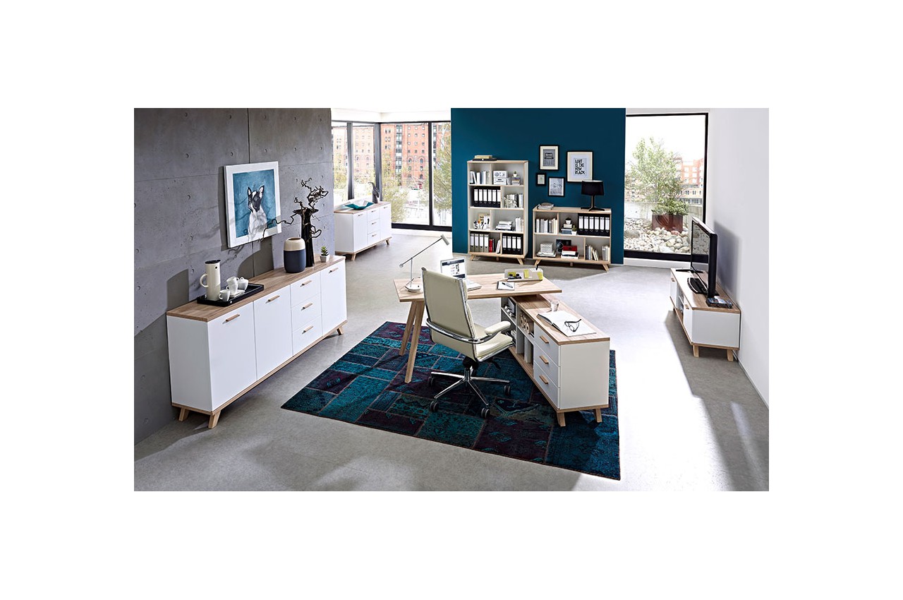bureau scandinave blanc aménagé avec une table blanche pratique, une chaise  noire, des étagères murales …