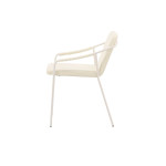 Chaise beige rembourrée en simili cuir