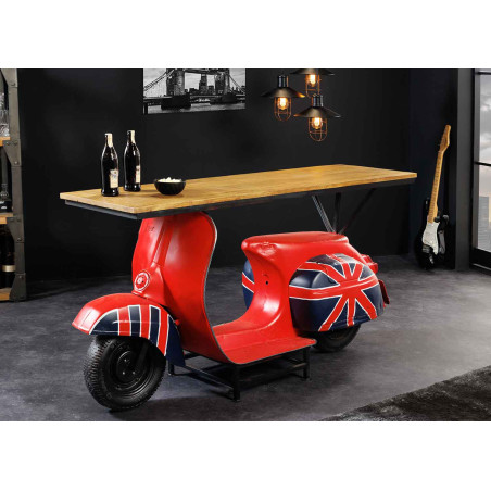 Vespa multicolore et table de bar