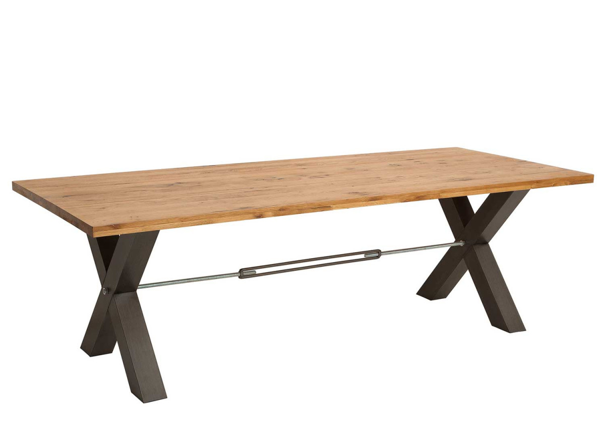 Table de repas design industriel avec plateau chêne sauvage et pieds x en métal noir avec barre transversale