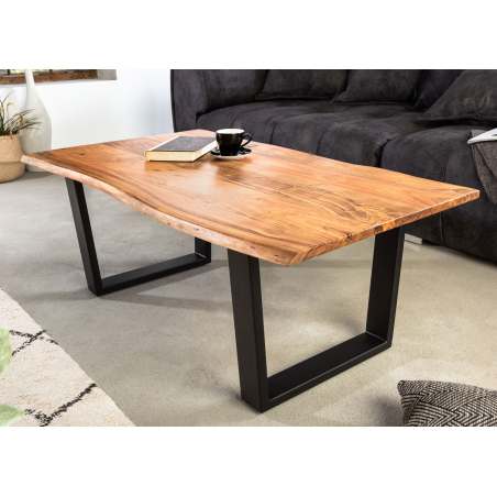 Table basse en bois avec bordures irrégulières et pieds en métal