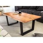 Table basse en bois avec bordures irrégulières et pieds en métal