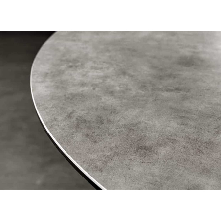 Qualité et détail du plateau de table rond en céramique effet béton