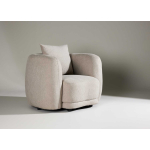 Fauteuil confortable en tissu bouclé beige avec accoudoirs et coussin