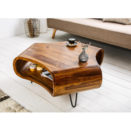 Table basse design en bois massif verni