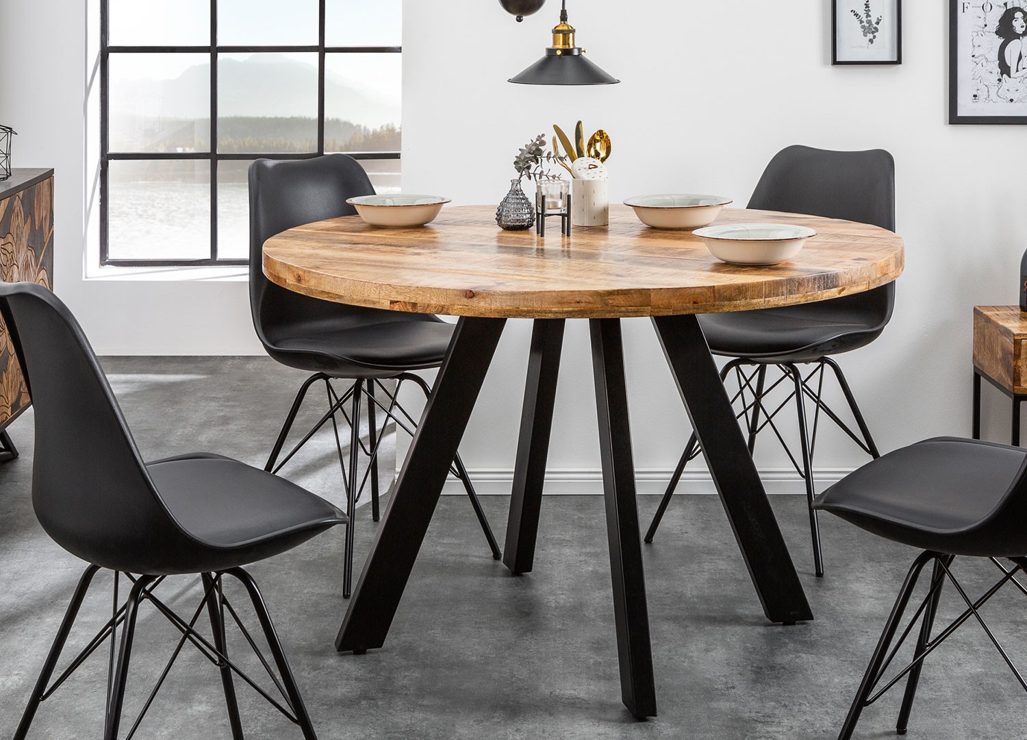 Table à manger ronde au style industriel en bois avec ses trois pieds