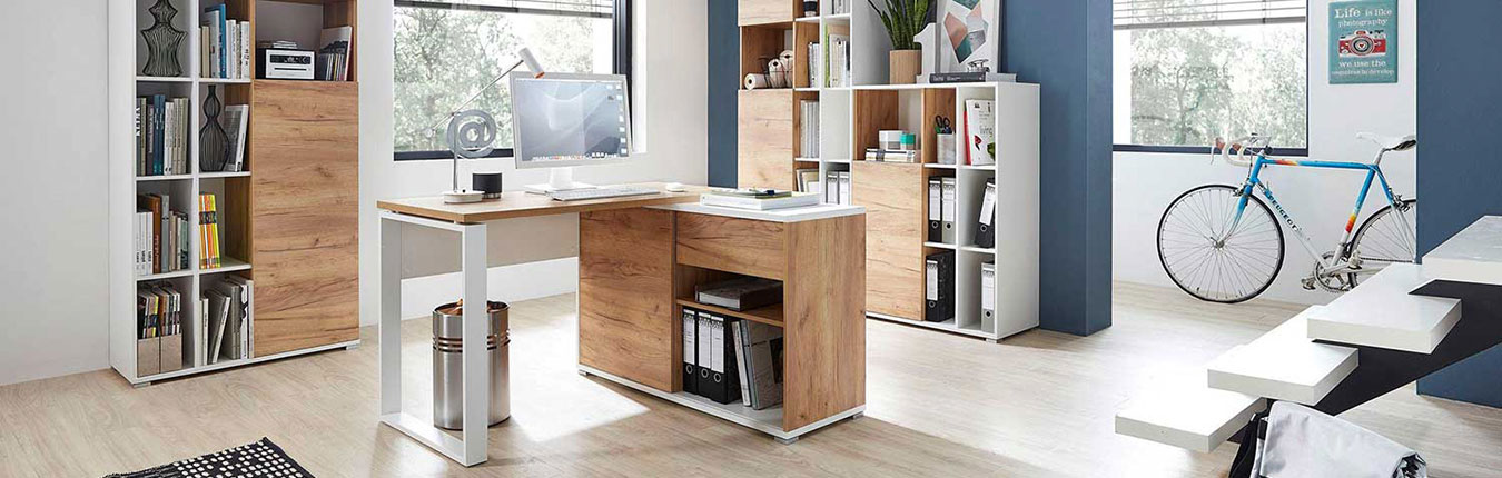 Intérieur d'un bureau avec bureau d'angle et rangement moderne blanc et bois