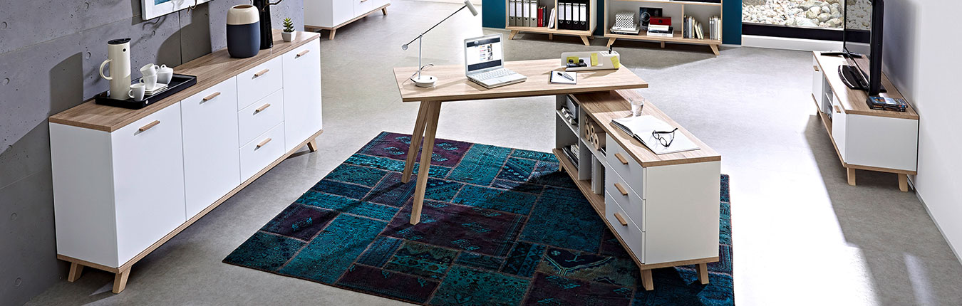 Mobilier de bureau blanc et bois avec grands volumes de rangement