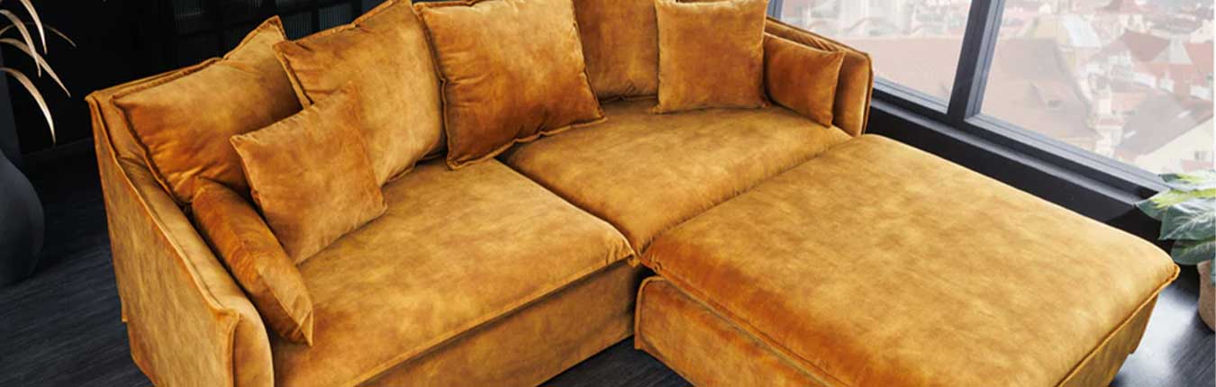 canapé 3 places avec pouf en velours jaune moutarde